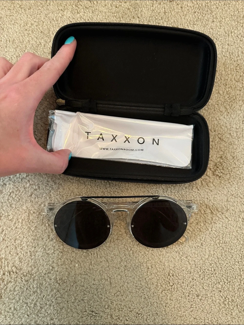 NWT Taxxon Clear frame round sunglasses